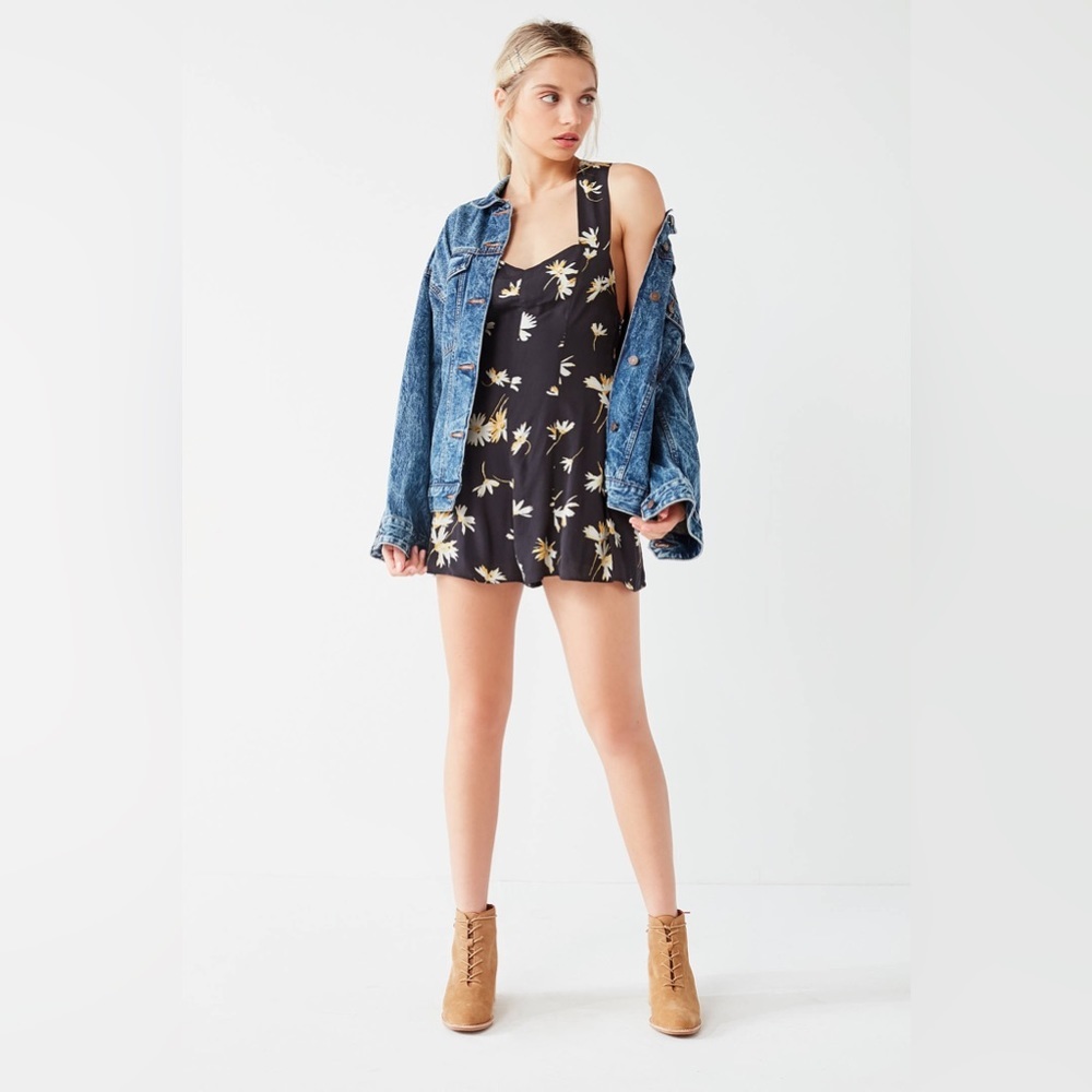 Urban Outfitters UO Daphne Cross-Back Floral Pattern Romper EUC Women’s Size - 0
